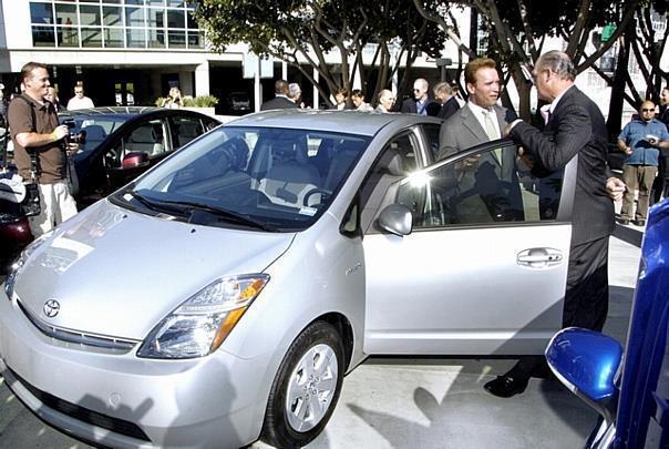 Gouverneur Arnold Schwarzenegger am Toyota-Messestand in Los Angeles.